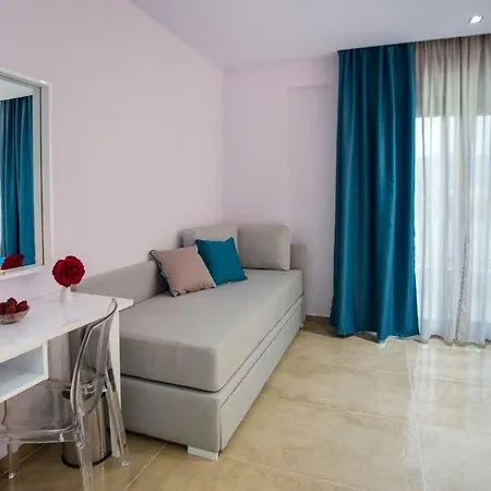 Patiras Deluxe Нощувка със закуска (B & B)